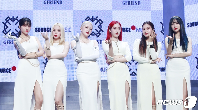 그룹 여자친구(GFRIEND)가 13일 오후 서울 광진구 예스24 라이브홀에서 열린 '回:Song of the Sirens' 케이스에 참석해 포즈를 취하고 있다. 왼쪽부터 소원, 은하, 예린, 신비, 엄지, 유주. 2020.7.13/뉴스1 © News1 권현진 기자