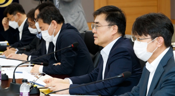 손병두 금융위원회 부위원장이 2일 서울 종로구 정부서울청사에서 열린 금융소비자 피해 집중분야 전면점검 합동회의에서 모두발언을 하고 있다. / 사진제공=금융위