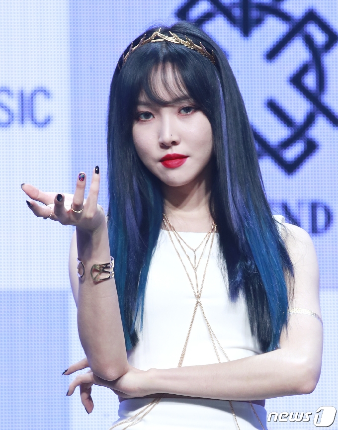 그룹 여자친구(GFRIEND) 유주가 13일 오후 서울 광진구 예스24 라이브홀에서 열린 '回:Song of the Sirens' 케이스에 참석해 포즈를 취하고 있다. 2020.7.13/뉴스1 © News1 권현진 기자