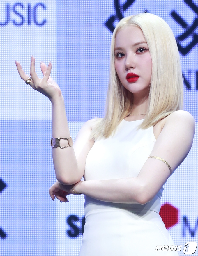 그룹 여자친구(GFRIEND) 은하가 13일 오후 서울 광진구 예스24 라이브홀에서 열린 '回:Song of the Sirens' 케이스에 참석해 포즈를 취하고 있다. 2020.7.13/뉴스1 © News1 권현진 기자