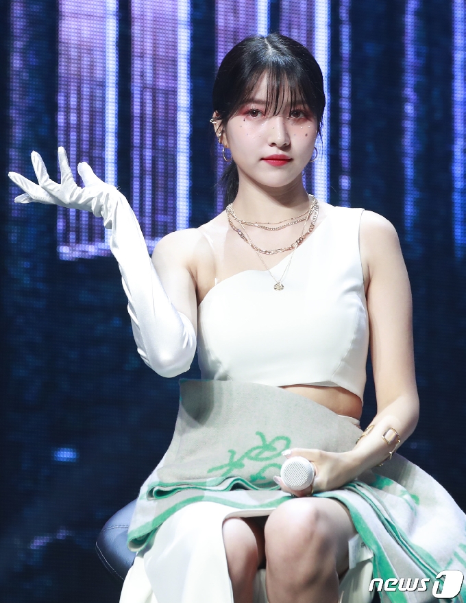 그룹 여자친구(GFRIEND) 소원이 13일 오후 서울 광진구 예스24 라이브홀에서 열린 '回:Song of the Sirens' 케이스에 참석해 포즈를 취하고 있다. 2020.7.13/뉴스1 © News1 권현진 기자
