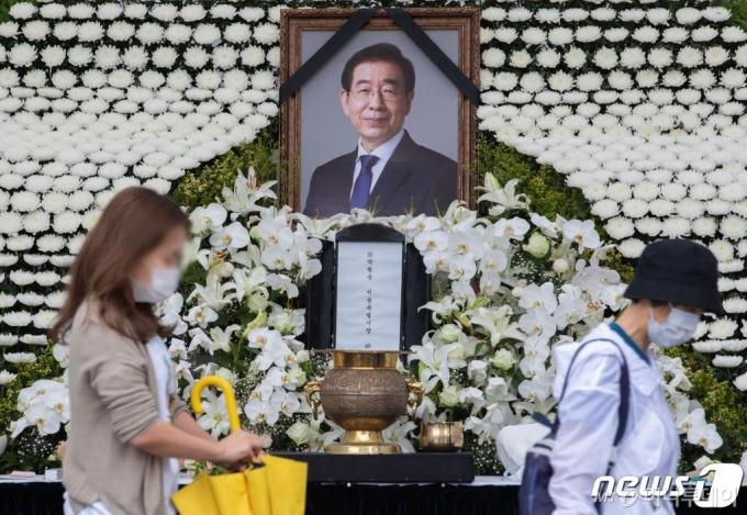 13일 오후 서울 중구 서울광장에 마련된 故 박원순 서울특별시장 분향소를 찾은 시민들이 조문을 하고 있다. 분향소는 이날 오후 10시까지 운영한다./사진=뉴스1