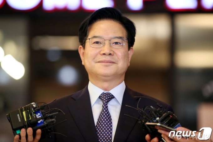 차기 경찰청장으로 내정된 김창룡 부산지방경찰청장이 25일 오후 서울 서대문구 경찰위원회를 나서며 취재진의 질문을 받고 있다. /사진=뉴스1