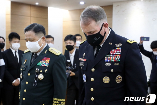 (서울=뉴스1) 이광호 기자 = 박한기 합동참모본부의장과 로버트 에이브럼스 한미연합사령관 겸 주한미군 사령관이 13일 서울 송파구 서울아산병원 장례식장에 마련된 고 백선엽 장군의 빈소를 찾아 조문하고 있다. 2020.7.13/뉴스1