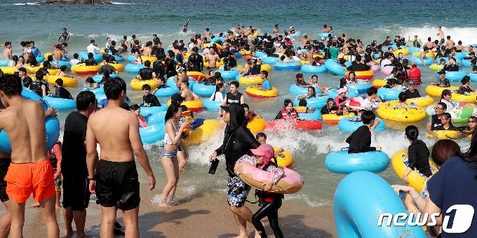 경포해수욕장을 찾은 관광객들이 시원한 파도에 몸을 맡기며 마지막 피서를 즐기고 있다. &#40;뉴스1 DB&#41;