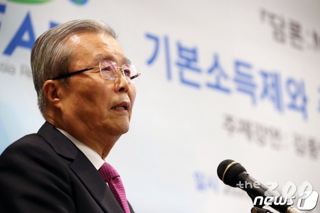 (서울=뉴스1) 이승배 기자 = 김종인 미래통합당 비상대책위원장이 14일 오전 서울 중구 은행회관에서 열린 '기본소득제와 주거·부동산 정책세미나'에서 주제 강연을 하고 있다. 2020.7.14/뉴스1
