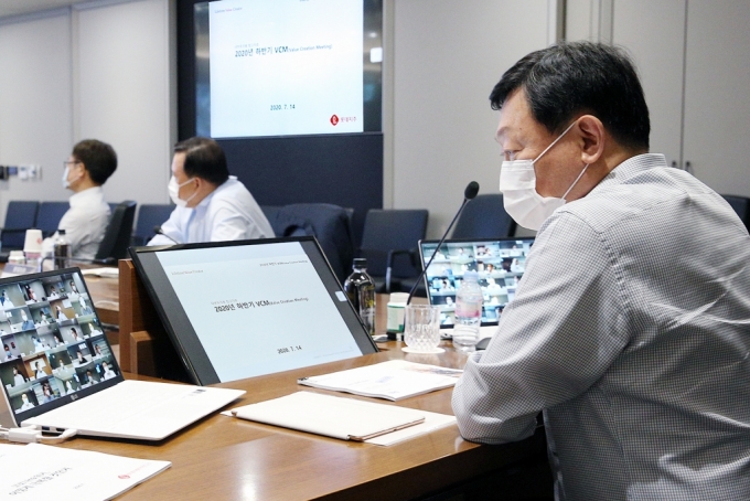 14일 롯데그룹 신동빈 회장이 서울 잠실 롯데월드타워에서 웨비나(Webinar) 형태로 진행된 '2020 하반기 VCM'에 참석한 모습/사진제공=롯데그룹
