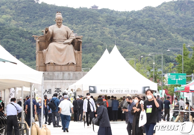 [사진] 광화문 광장에 설치된 고 백선엽 장군 분향소