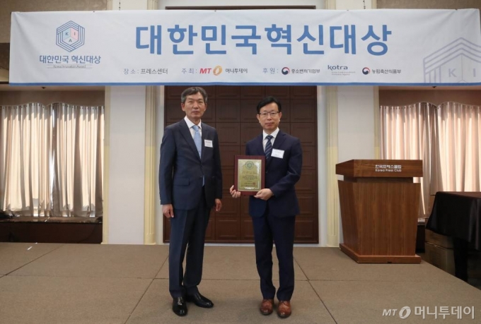15일 오후 서울 중구 프레스센터에서 열린 2020년 제3회 대한민국 혁신대상 시상식 아이센랩 최용삼 대표가 수상했다. / 사진=홍봉진기자 honggga@