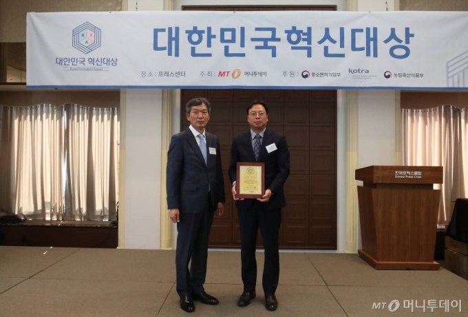 15일 오후 서울 중구 프레스센터에서 열린 2020년 제3회 대한민국 혁신대상 시상식 에코매스 한승길 대표가 수상했다. / 사진=홍봉진기자 honggga@