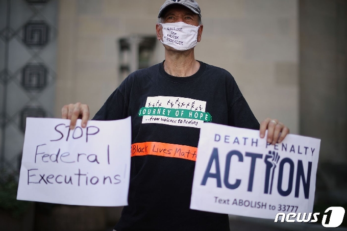 사형제 반대론자들이 미국 법무부앞에서 시위를 벌이고 있다. © AFP=뉴스1