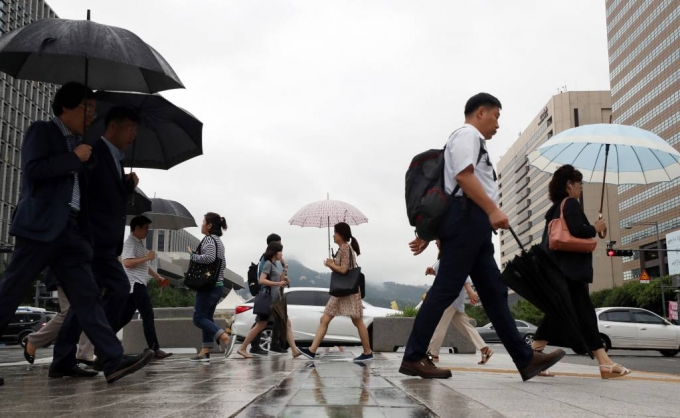 주 52시간 근무제가 시행된 2일 오전 서울 종로구 광화문 네거리에서 시민들이 출근을 하고 있다. / 사진=이기범 기자 leekb@