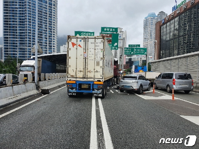 부산 동서로 범내골 시내방향 램프 부근 사고 현장.&#40;부산경찰청 제공&#41;&copy; 뉴스1