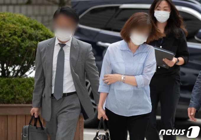 옵티머스자산운용의 펀드환매 중단 사태와 관련한 펀드사기 의혹을 받는 윤석호 변호사와 송모 운용이사가 7일 오전 서울 서초구 서울중앙지법에서 열린 구속 전 피의자심문(영장실질심사)에 출석하고 있다. /사진=뉴스1