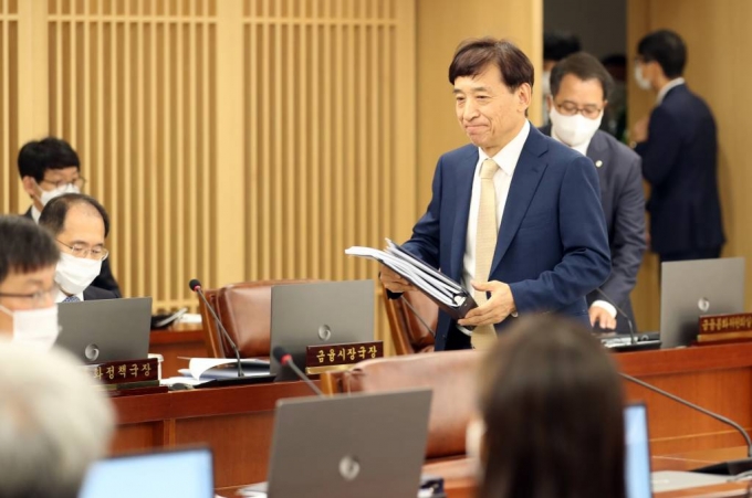 이주열 한국은행 총재가 16일 오전 서울 중구 한국은행에서 열린 금융통화위원회 본회의에 참석하고 있다./사진=한국은행 제공