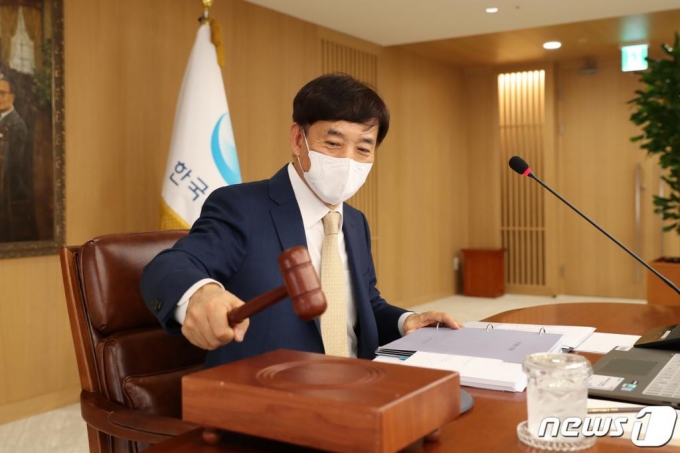 (서울=뉴스1) = 이주열 한국은행 총재가 16일 오전 서울 중구 한국은행에서 열린 금융통화위원회 본회의를 주재하며 의사봉을 두드리고 있다. (한국은행 제공) 2020.7.16/뉴스1
