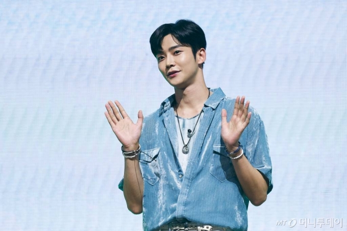 룹 SF9 로운이 6일 오후 광장동 예스24 라이브홀에서 온라인 생중계로 진행된 여덟 번째 미니 앨범 ‘9loryUS'(글로리어스) 쇼케이스에서 신곡을 선보이고 있다. /사진제공=FNC엔터테인먼트