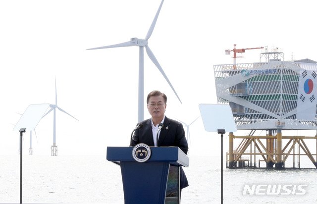 문재인 대통령이 17일 ‘한국판 뉴딜, 그린에너지 현장방문’의 일환으로 전북 부안군 위도 근처의 서남권 해상풍력 실증단지에 도착해 발언하고 있다. /사진=뉴시스