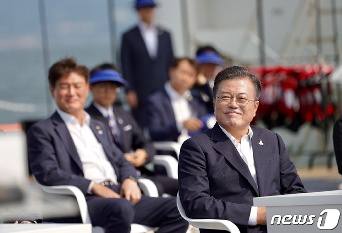 문재인 대통령이 17일 전북 부안군에 위치한 서남권 해상풍력 실증단지에서 열린 '한국판 뉴딜, 그린 에너지 현장 - 바람이 분다' 행사에서 송하진 전북지사의 서남권 해상풍력 추진 경과와 계획 발표를 경청하고 있다. 이번 그린 뉴딜 현장 행보는 지난달 18일 한국판 뉴딜의 첫 현장행보로 강원도 춘천에 위치한 디지털 뉴딜과 관련 더존비즈온 강촌캠퍼스를 찾은 데 이어 두 번째다. (청와대 제공) 2020.7.17/뉴스1 © News1 유승관 기자