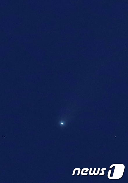 [사진] 밤하늘 지나는 니오와이즈 혜성