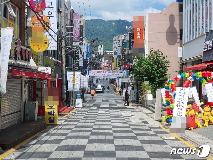 17일 낮 시간대 부산대 인근이 한적한 모습을 보이고 있다.2020.7.17 /뉴스1 노경민 기자