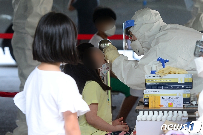 [사진] 광주 한 초등학교에 설치된 코로나19 선별진료소