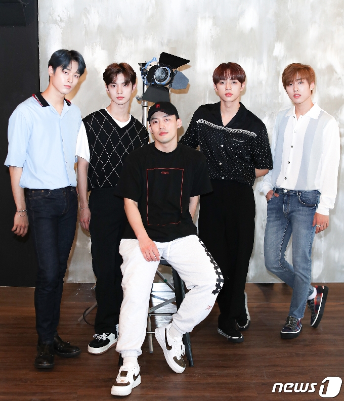 더보이즈 주연&#40;왼쪽부터&#41;, 큐, 백구영 안무가, 더보이즈 선우, 제이콥/뉴스1 &copy; News1 김진환 기자