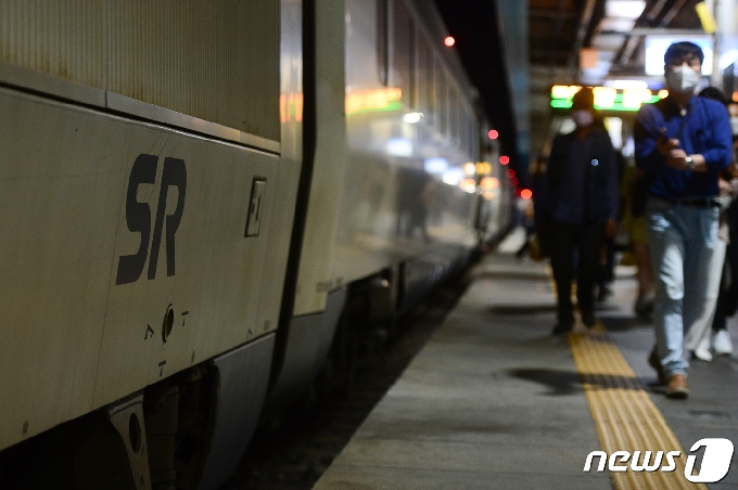 18일 오후 광주 광산구 광주송정역에 도착한 SRT 열차. 이날 광주에서는 신종 코로나바이러스 감염증&#40;코로나19&#41; 송파 60번째 확진자와 10~12일 접촉한 친인척 9명이 코로나19에 확진됐다. &apos;송파 60번&apos;은 12일 오전 SRT를 이용해 서울로 돌아갔다. 2020.7.18/뉴스1 &copy; News1 한산 기자