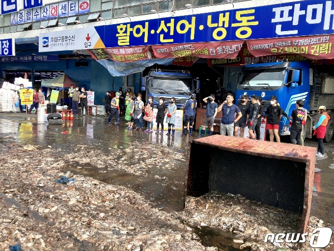 [사진] 행정대집행 반발하는 상인들