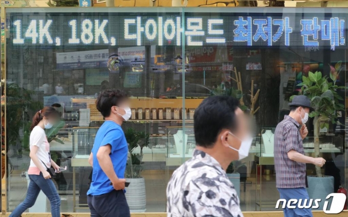 국제 금값이 온스당 1,800달러 선을 돌파하면서 9년만에 최고가를 기록했다. 신종 코로나바이러스 감염증(코로나19)가 전세계적으로 확산되면서 안전 자산으로 분류되는 금값은 2011년 9월 이후 최고가인 1,809.90 달러를 기록했다. 8일 서울 종로구 한국금거래소 모습. 2020.7.8/사진=뉴스1