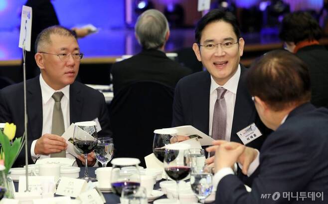 자율주행차 동승한 이재용-정의선…배터리 넘어 반도체 '광폭동맹' - 머니투데이