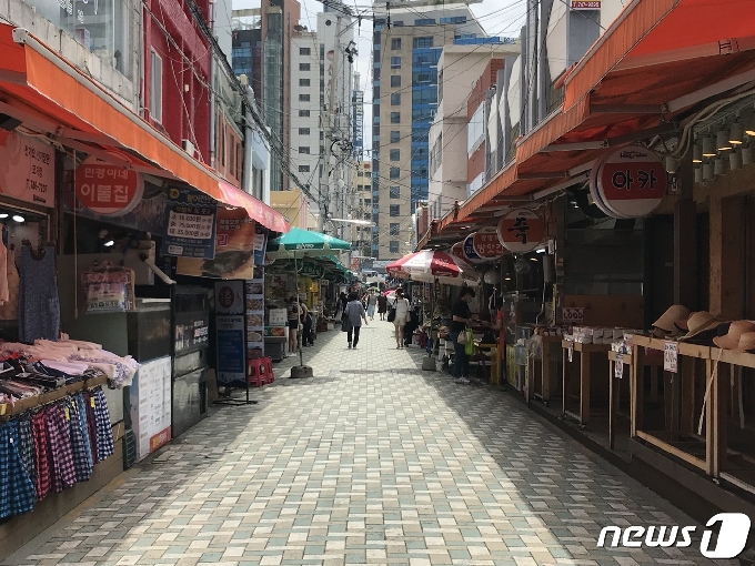 사람들로 북적여야 할 해운대시장이 한산하다.2020.07.21 &copy; 뉴스1 이유진 기자