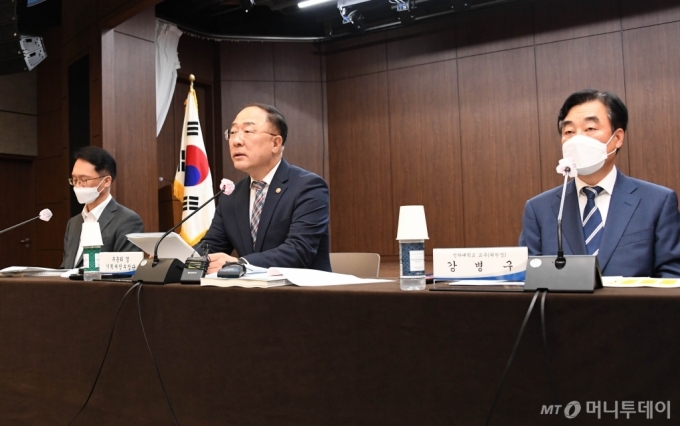 홍남기 경제부총리 겸 기획재정부 장관(왼쪽 두번째)이 22일 서울 명동 은행회관에서 열린 세제발전심의위원회에 참석해 2020년 세법개정안을 발표했다. /사진제공=기획재정부