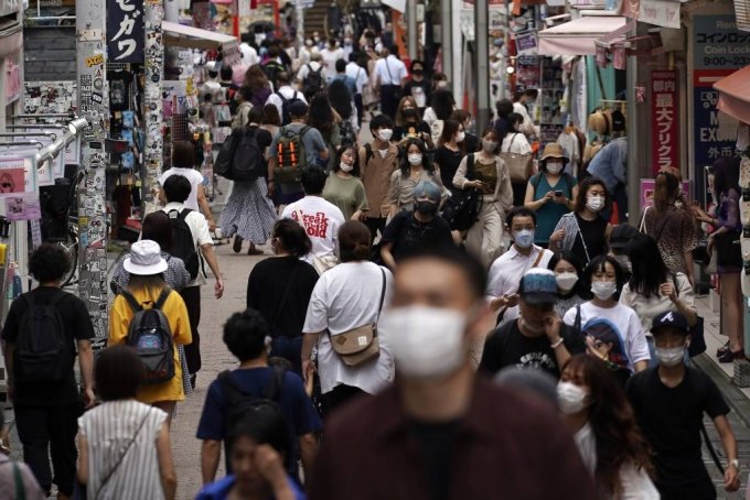일본 수도 도쿄도가 신종 코로나바이러스 감염증(코로나19) 제2파의 진원지가 되고 있는 가운데 3일 시내 쇼핑가에 마스크를 착용한 인파가 몰려 인산인해를 이루고 있다. 2020.07.05/사진=[도쿄=AP/뉴시스]