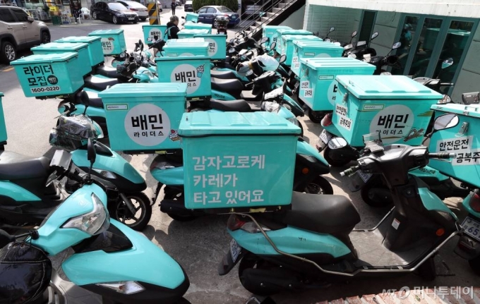 6일 서울 마포구 배민라이더스 중부지사에 배달 오토바이가 줄지어 서있다. '배달의 민족' 운영사인 우아한 형제들은 이달 1일부터 광고수수료를 기존 월 8만8000원 정액에서 건당 부과방식인 정률제(매출의 5.8%)로 변경하면서 독점 횡포 논란에 휩싸이자 "일부 업소가 시장을 독식하는 '깃발꽂기' 폐해를 줄이기 위해 새 요금체계를 도입했으나 자영업자의 힘든 상황을 두루 살피지 못했다"며 사과문을 발표했다. / 사진=이기범 기자 leekb@