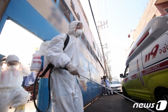 (부산=뉴스1) 여주연 기자 = 16일 부산 영도구의 한 수리조선소에 정박 중인 한 러시아 원양어선에서 러시아인 선원 3명이 코로나19 확진 판정을 받아 영도 보건소 직원들이 방역을 하고 있다. 2020.7.16/뉴스1 