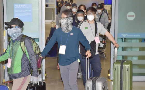 코로나19 여파에 공군 공중급유기(KC-330)로 긴급 이송된 이라크 파견 근로자들이 24일 인천국제공항을 통해 입국하고 있다. / 사진=이기범 기자 leekb@