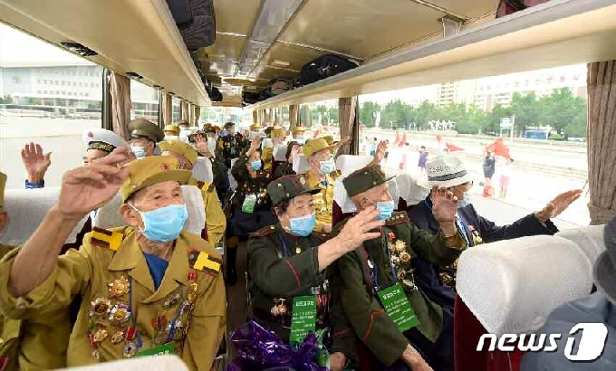 (평양 노동신문=뉴스1) = 정전협정 체결(7월27일) 67주년을 맞아 개최되는 제6차 전국노병대회에 참가할 노병들이 25일 평양에 도착했다고 노동당 기관지 노동신문이 26일 보도했다. [국내에서만 사용가능. 재배포 금지. DB 금지. For Use Only in the Republic of Korea. Redistribution Prohibited] rodongphoto@news1.kr