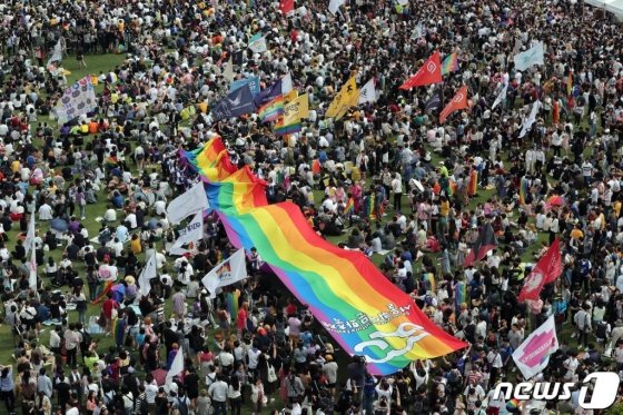 지난해 6월1일 오후 서울 중구 서울광장에서 열린 서울퀴어문화축제를 찾은 시민들이 축제를 즐기고 있다. /사진=뉴스1