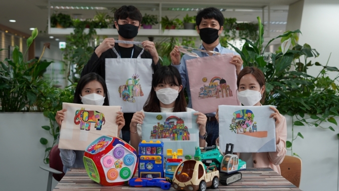 CJ올리브네트웍스 직원들이 폐현수막을 에코백으로 만드는 업사이클링 봉사활동에 참여하고 있다. /사진=CJ올리브네트웍스