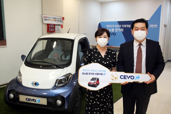 CEVO ON 페스티벌’ 이벤트 당첨자 현모씨(왼쪽)와 캠시스 전기차 마케팅영업담당 김구수 전무