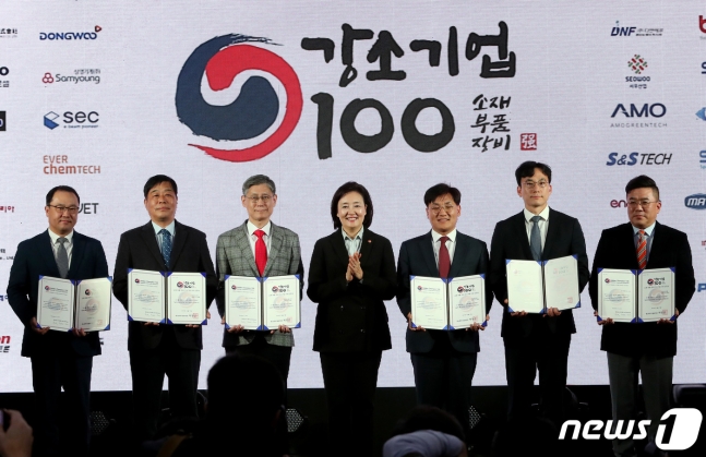 박영선 중소벤처기업부 장관이 지난해 12월 17일 서울 성동구 에스팩토리에서 열린 소재·부품·장비 강소기업100 출범식에서 강소기업에 선정된 회사 대표들과 기념촬영을 하고 있다. /사진=뉴스1