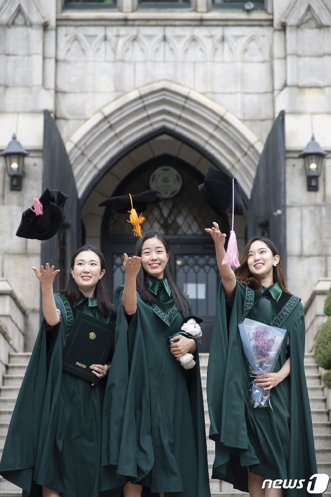 [사진] 새로운 디자인의 학위복 입고 졸업사진 찍는 이화여대생들