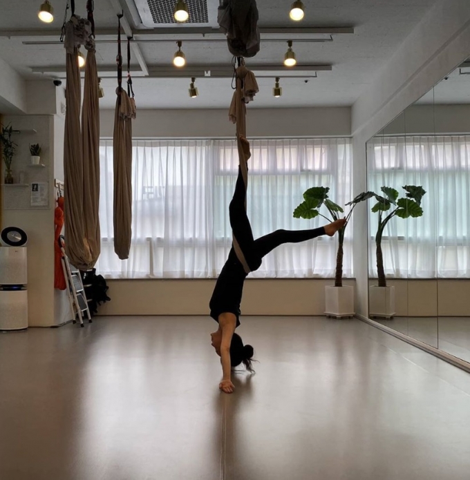 김정난, 49세 맞아?…플라잉 요가로 다져진 '완벽 라인' - 머니투데이 김정난, 49세 맞아?…플라잉 요가로 다져진 '완벽 라인' - 머니투데이