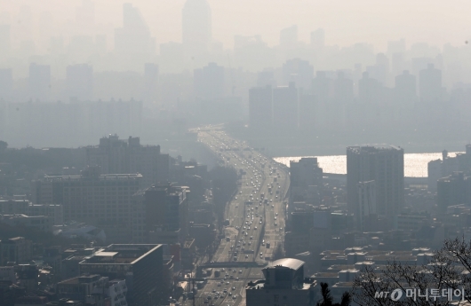 초미세먼지 농도가 '나쁨' 단계. 서울 중구 남산에서 바라본 도심이 뿌옇게 보이고 있다/자료사진=이기범 기자