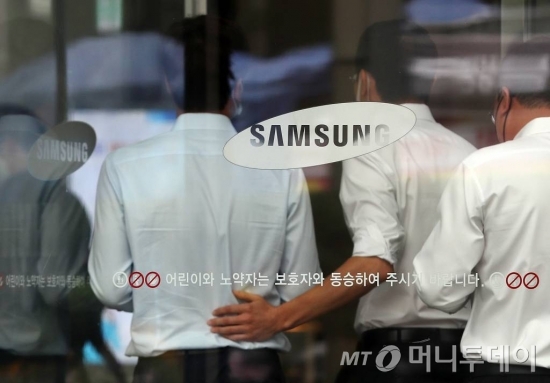 서울 강남구 삼성전자 서초사옥에 직원들이 지나고 있다. / 사진=김휘선 기자 hwijpg@