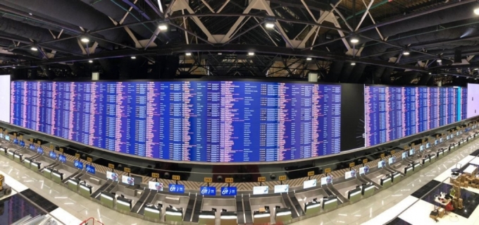 LG전자가 러시아 모스크바 북부의 세레메티예보 국제공항 C터미널에 LED(발광다이오드) 사이니지를 활용해 가로 68.5m, 세로 6.5m 규모의 항공운항정보표출시스템을 구축했다. /사진제공=LG전자