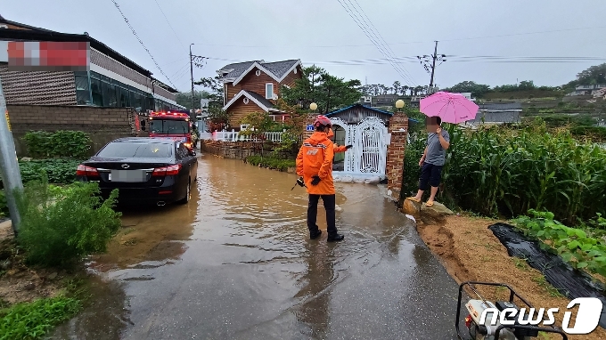 [사진] 폭우에 물 들어오는 제천 주택가