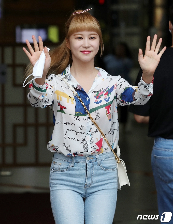 사진] 우주소녀 다영 '비 오는데 와줘서 고마워!' - 머니투데이