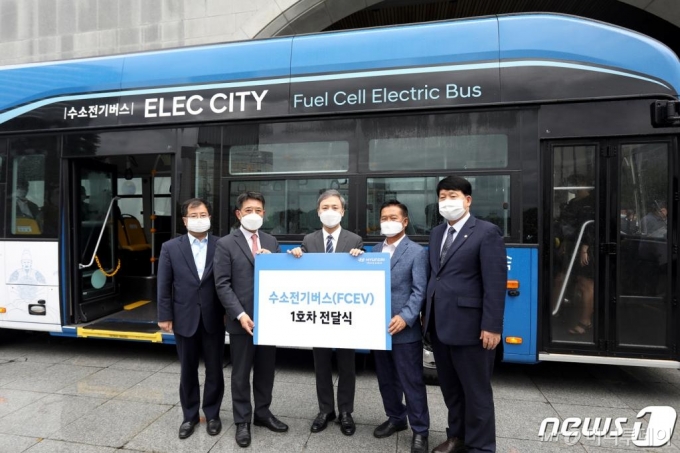 (서울=뉴스1) = 29일 전북 전주시 완산구 전주시청 앞에서 열린 수소전기버스 1호차 전달식에서 강경성 산업통상자원부 산업정책실장(왼쪽부터), 이인철 현대자동차 상용사업본부장, 김승수 전주시장, 김병수 호남고속 대표, 강동화 전주시의회 의장이 기념촬영을 하고 있다. 이번 1호차 전달을 시작으로 전주시는 올해부터 매년 15대 이상의 대·폐차 시내버스를 수소전기버스로 교체할 예정이다. (현대차 제공) 2020.7.29/뉴스1